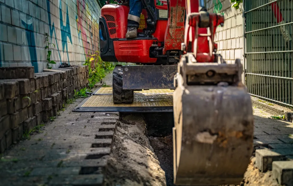 LOW PRO 15-10_IMAGE 3.webp